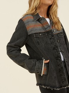 veste en jean avec brodures