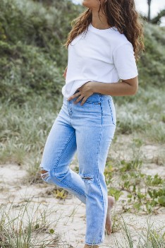 Mom Fit Jeans - Our Women's Styling Guide